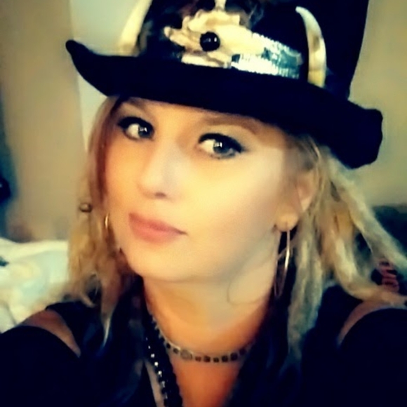 Meet your Posher, Crystal - Picture 3 of 9